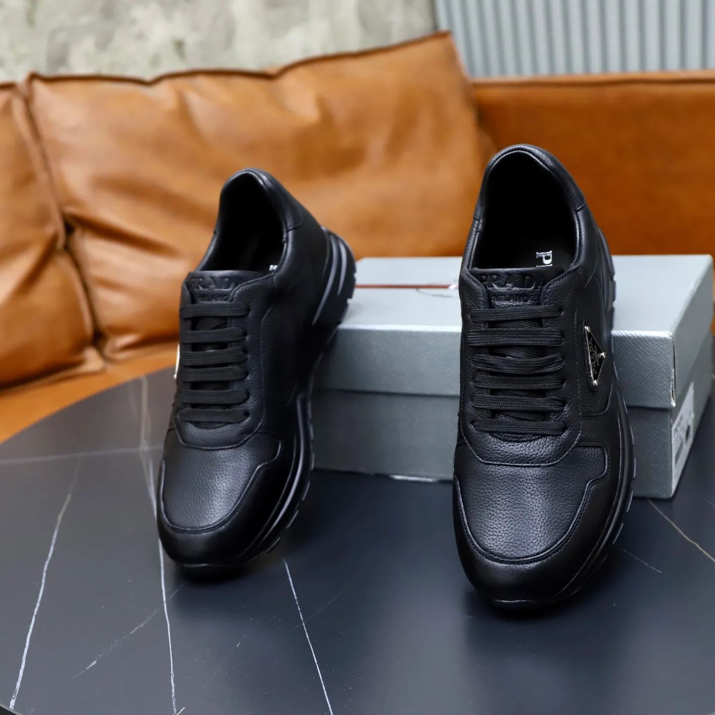 Factory price: 600💰Cow leather lining Brand: PRADA (Prada) Standard code: Men's size 38/44 (45 can be customized) Grade: Same as the official website Material: Original cowhide splicing imported cowhide lining Original combination two-color wear-resistant soft outsole Style category: Leisure and sports version Young fashion European and American trend British style Color: Real picture color